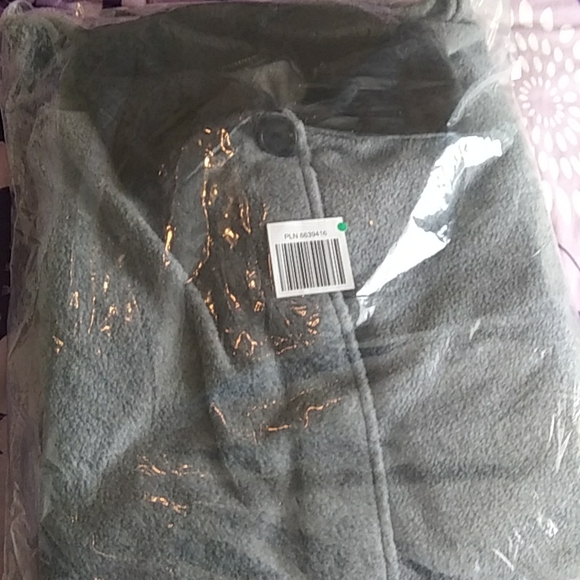 *NWT* Seventh Avenue Fleece Cape with Matching Gloves - Picture 3 of 5